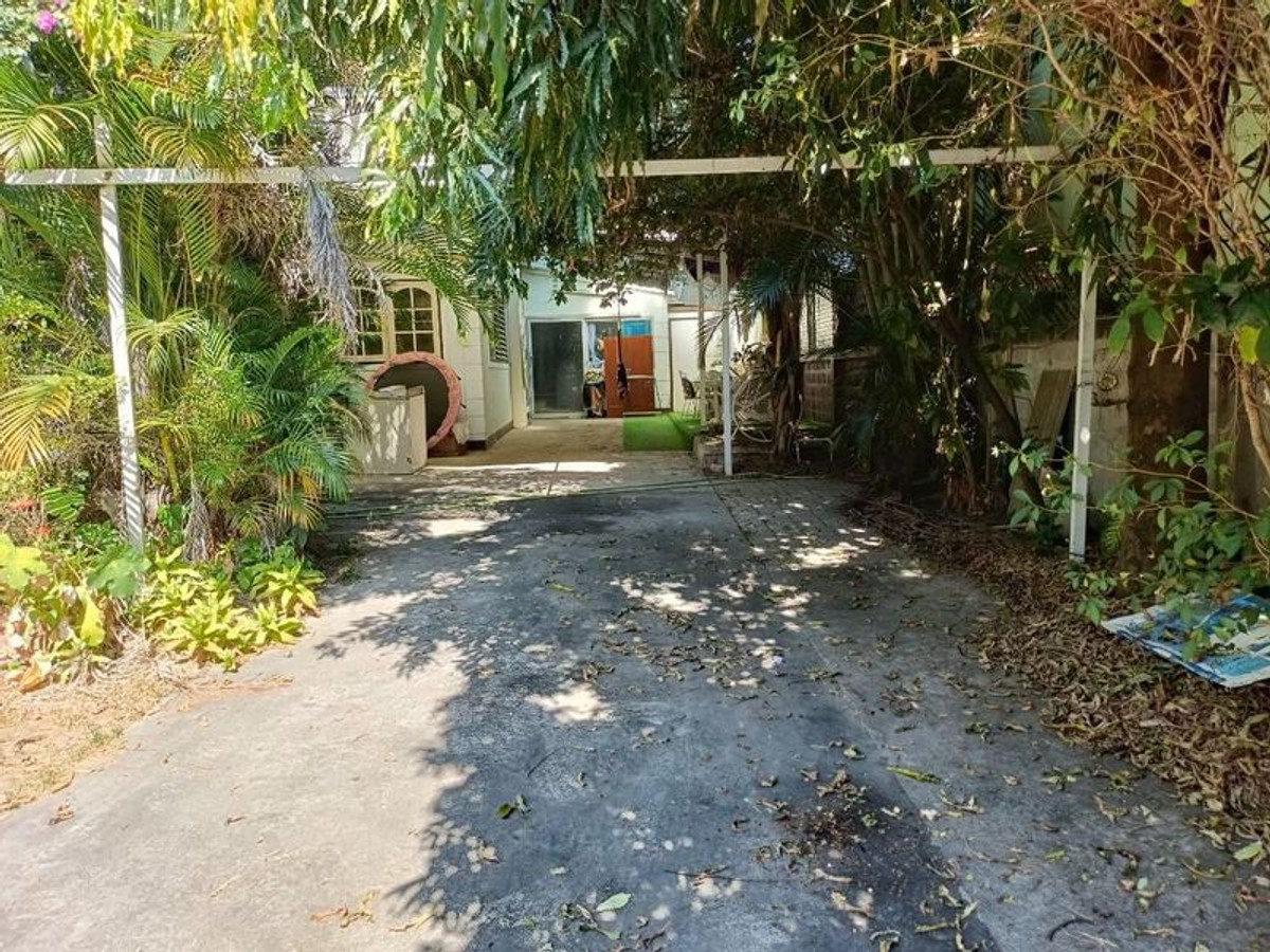 For SaleLandChiang Mai : Land for sale plus house 200 square wah (corner plot) in Chet Yot area, Chiang Mai, Mueang District, Chiang Mai Province.