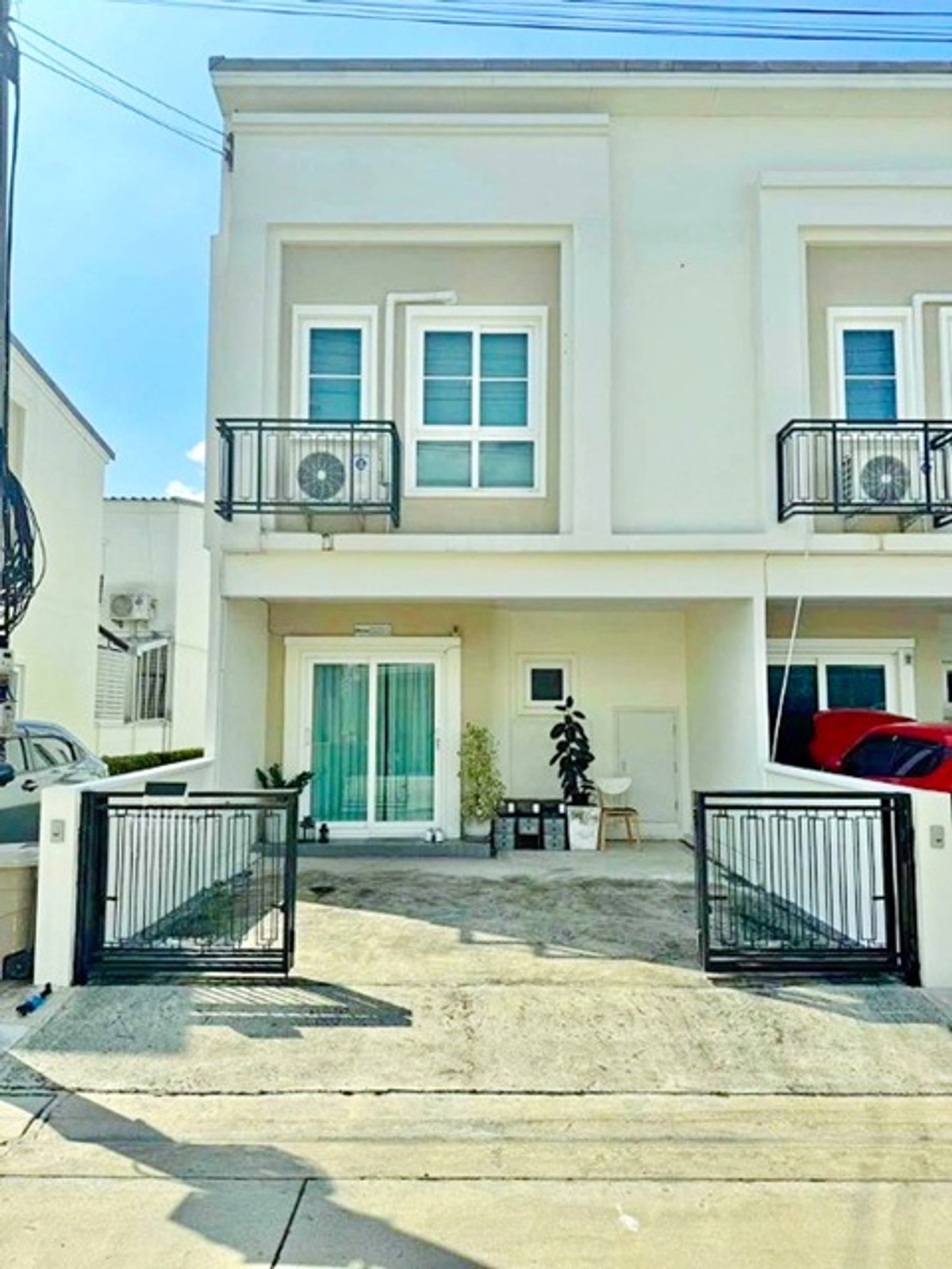 For RentTownhomePathum Thani,Rangsit, Thammasat : near Thammasat University Rangsit 3km Townhome for rent 3 bed 2 bath corner unit close to 7-Eleven,