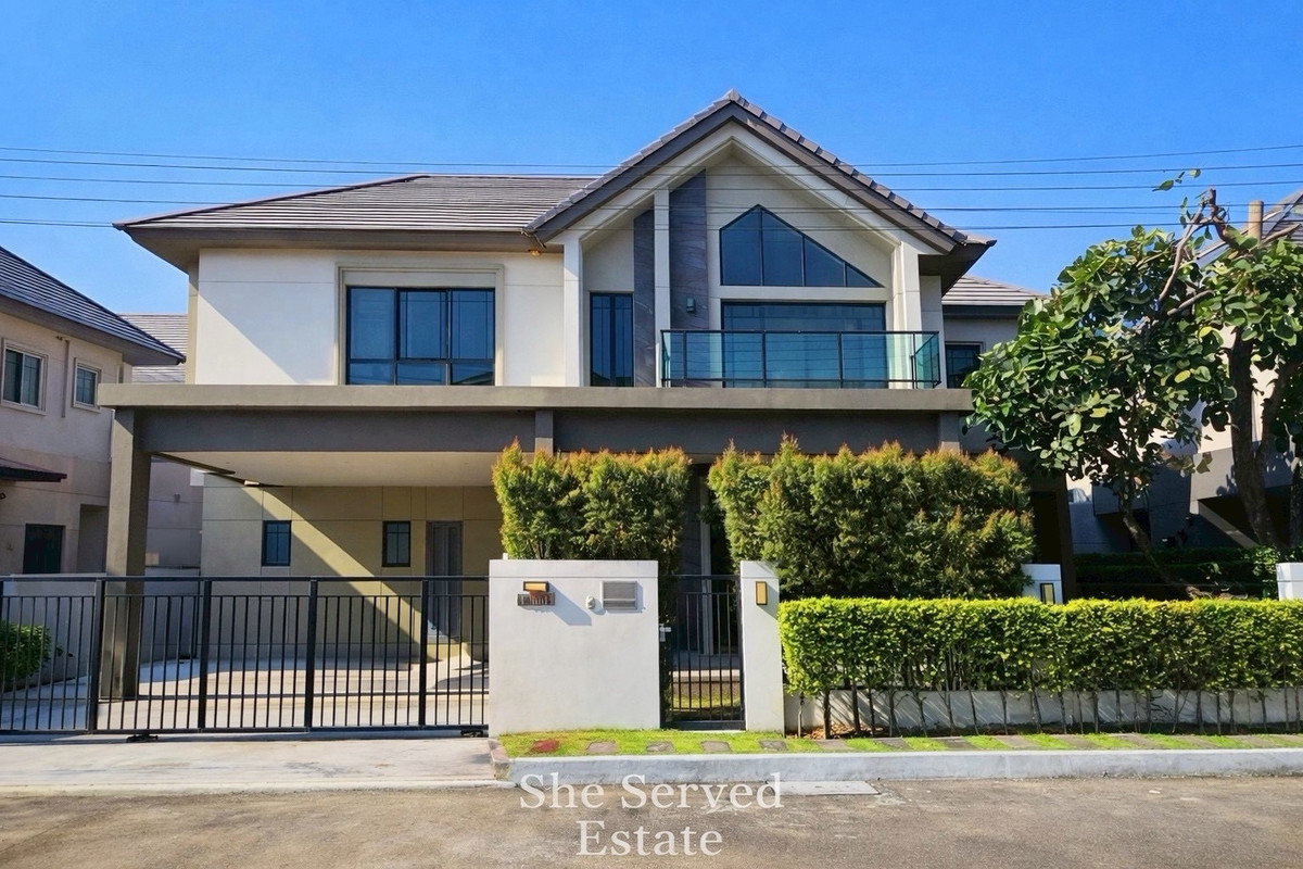 For SaleHouseSeri Thai, Ramkhamhaeng Nida : ◈ Bangkok Boulevard Ramintra–Serithai 2 ◈ • Land area: 72.6 sq.wah • Usable area: 330 sq.m. • 4 bedrooms | 5 bathrooms • 3 parking spaces • House facing southwest, cool breeze all year round, located near a garden area