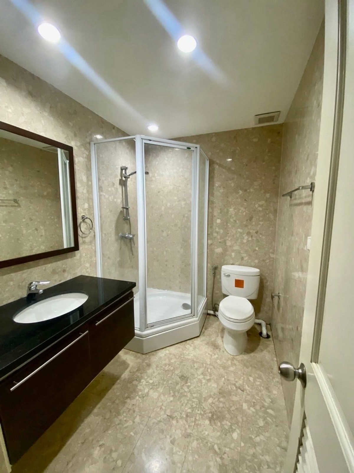 For RentCondoSukhumvit, Asoke, Thonglor : [For Rent] Wattana Suite Asoke – Spacious 3BR in the Heart of Asoke!