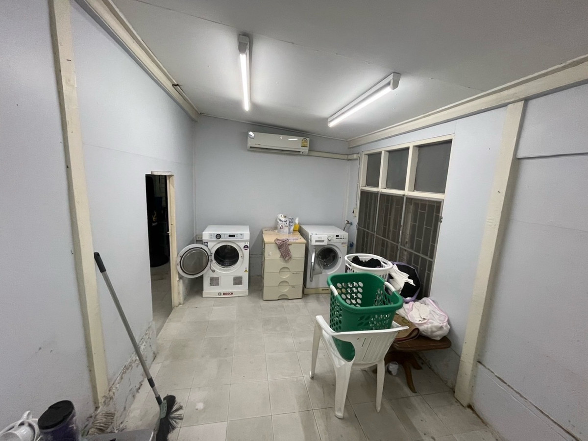 For RentRetail SpaceKasetsart, Ratchayothin : House for rent, doing business, Soi Phahonyothin 30, near BTS Major Ratchayothin, 200 meters, wide space, lots of parking.