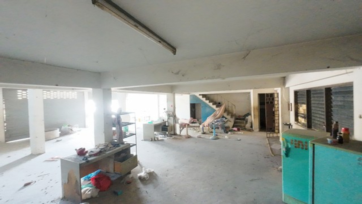 ขายอาคารพาณิชย์สุพรรณบุรี : อาคารพาณิชย์ 3 ชั้นครึ่ง ติดถนน อำเภออู่ทอง จรเข้สามพัน หน้าร้านเด่น หลังบ้านใหญ่ ตึก 3 คูหา ติดถนนใหญ่ สุพรรณบุรี