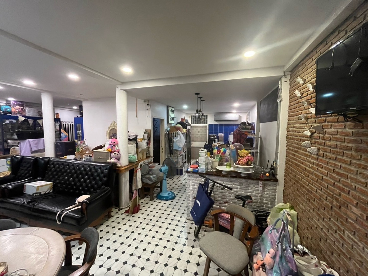 For RentRetail SpaceKasetsart, Ratchayothin : House for rent, doing business, Soi Phahonyothin 30, near BTS Major Ratchayothin, 200 meters, wide space, lots of parking.