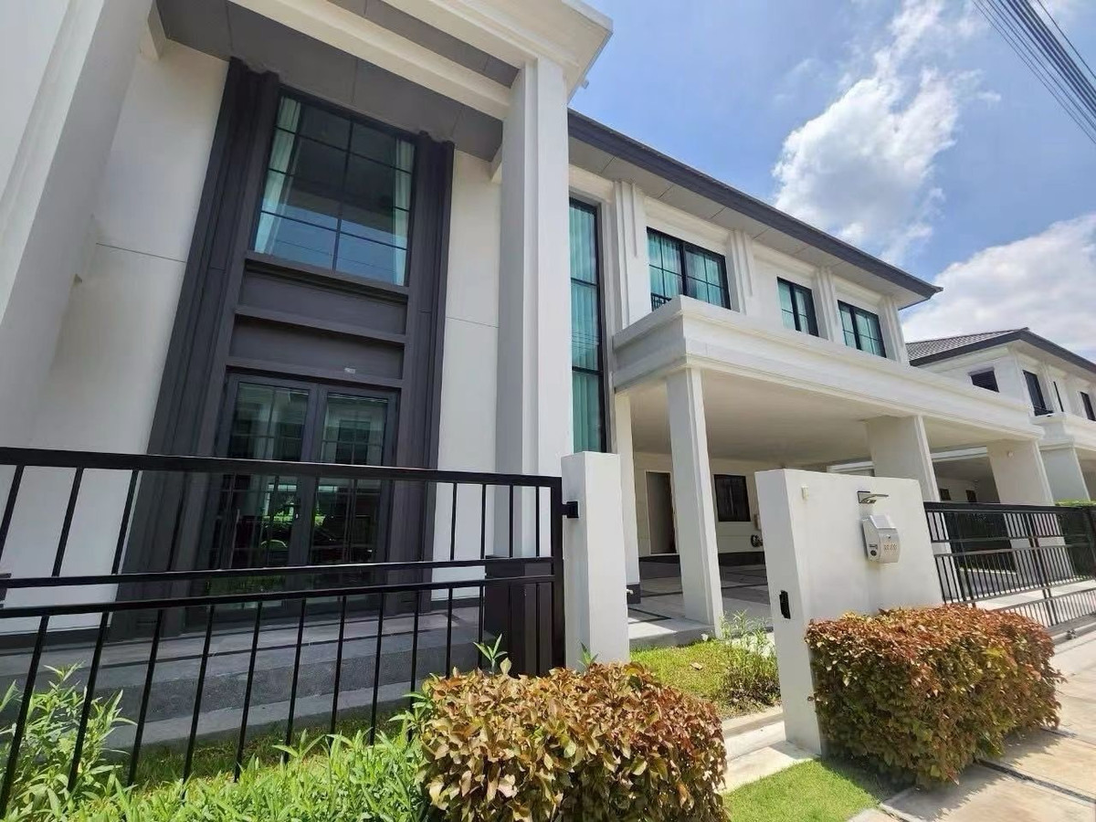 For RentHouseAri,Anusaowaree : Project Name: Setthasiri Bangna–Suvarnabhumi

Type: Detached Villa | For Rent

Rent: 200,000 THB/month

Layout: 5 Bedrooms, 6 Bathrooms

Area: Land 96 sqm | Usable Area 407 sqm

Parking: 4 spaces (including EV charging station)

Servant's Room: Yes (