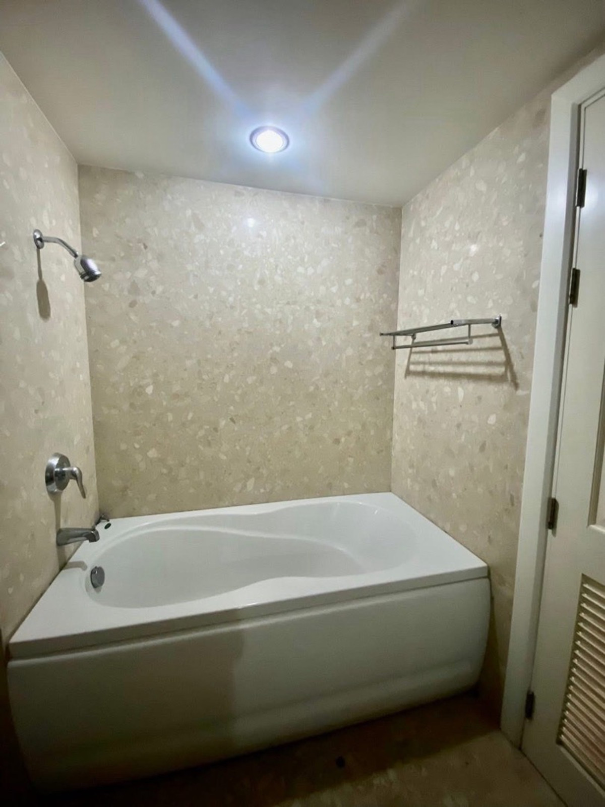 For RentCondoSukhumvit, Asoke, Thonglor : [For Rent] Wattana Suite Asoke – Spacious 3BR in the Heart of Asoke!