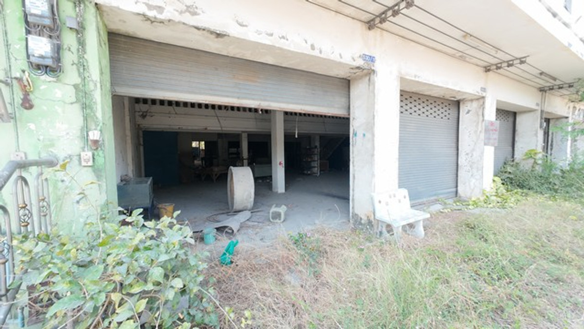 ขายอาคารพาณิชย์สุพรรณบุรี : อาคารพาณิชย์ 3 ชั้นครึ่ง ติดถนน อำเภออู่ทอง จรเข้สามพัน หน้าร้านเด่น หลังบ้านใหญ่ ตึก 3 คูหา ติดถนนใหญ่ สุพรรณบุรี