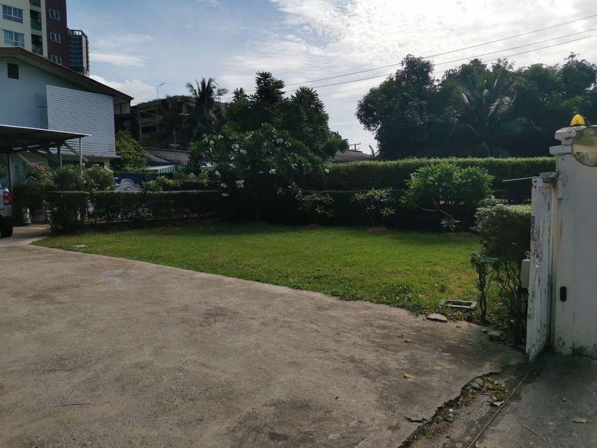 For RentRetail SpaceKasetsart, Ratchayothin : House for rent, doing business, Soi Phahonyothin 30, near BTS Major Ratchayothin, 200 meters, wide space, lots of parking.