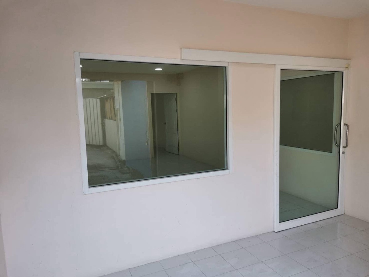 For RentRetail SpaceKasetsart, Ratchayothin : House for rent, doing business, Soi Phahonyothin 30, near BTS Major Ratchayothin, 200 meters, wide space, lots of parking.