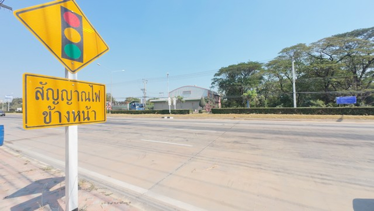 ขายอาคารพาณิชย์สุพรรณบุรี : อาคารพาณิชย์ 3 ชั้นครึ่ง ติดถนน อำเภออู่ทอง จรเข้สามพัน หน้าร้านเด่น หลังบ้านใหญ่ ตึก 3 คูหา ติดถนนใหญ่ สุพรรณบุรี