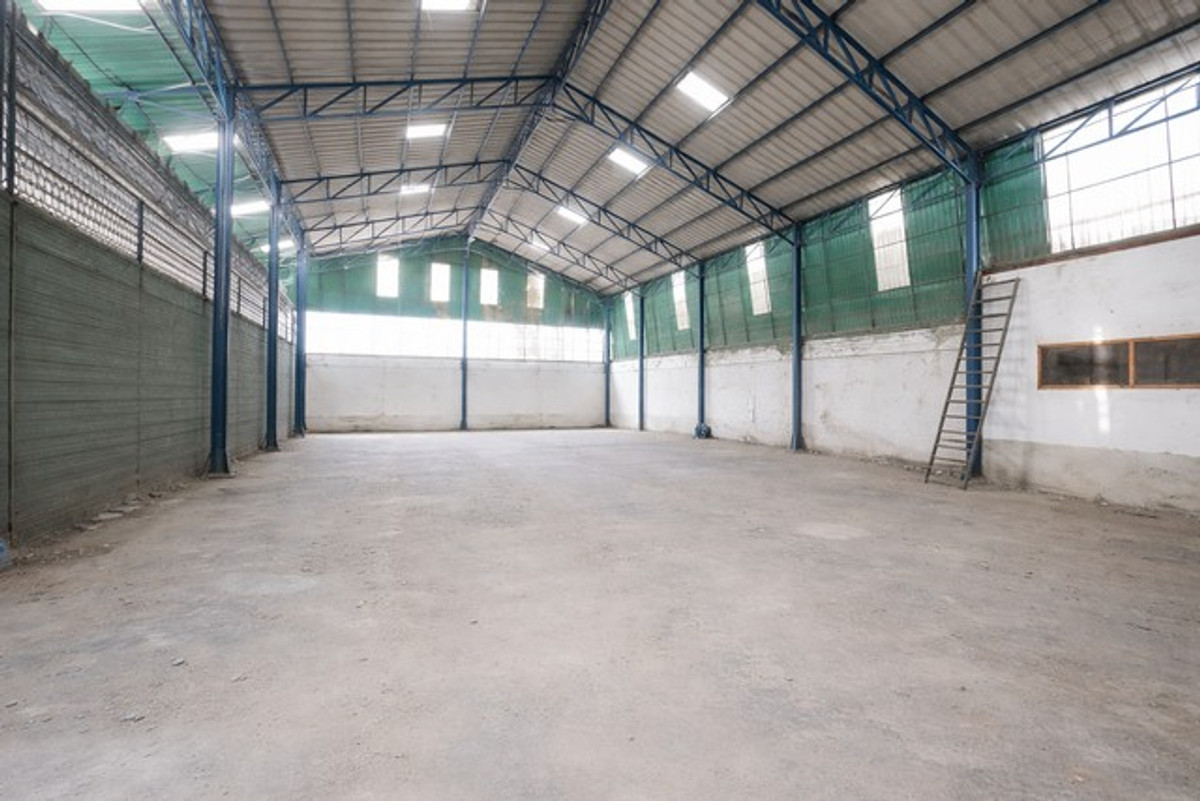 ขายอาคารพาณิชย์สุพรรณบุรี : อาคารพาณิชย์ 3 ชั้นครึ่ง ติดถนน อำเภออู่ทอง จรเข้สามพัน หน้าร้านเด่น หลังบ้านใหญ่ ตึก 3 คูหา ติดถนนใหญ่ สุพรรณบุรี