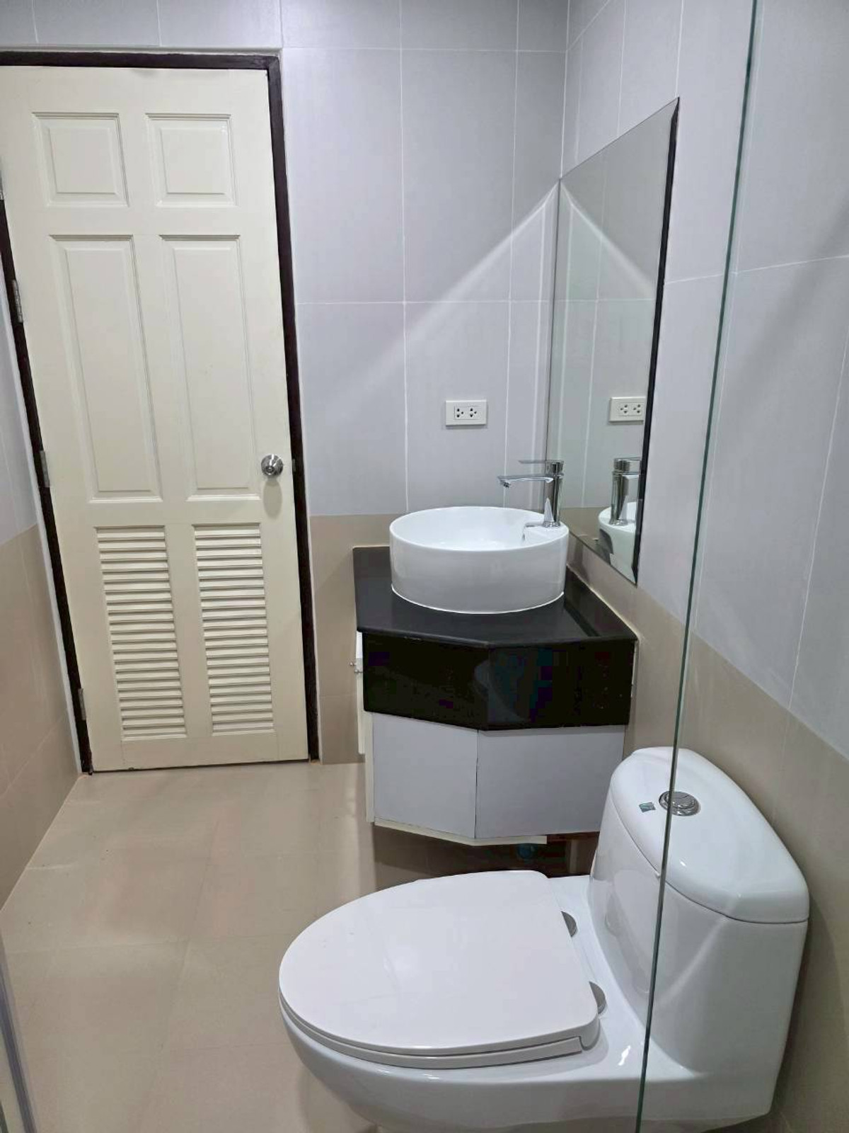 ให้เช่าคอนโดสุขุมวิท อโศก ทองหล่อ : ให้เช่าคอนโด แม่น้ำ รีไซด์ คอนโดมิเนียม (S15-0884)