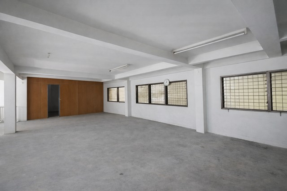 ขายอาคารพาณิชย์สุพรรณบุรี : อาคารพาณิชย์ 3 ชั้นครึ่ง ติดถนน อำเภออู่ทอง จรเข้สามพัน หน้าร้านเด่น หลังบ้านใหญ่ ตึก 3 คูหา ติดถนนใหญ่ สุพรรณบุรี