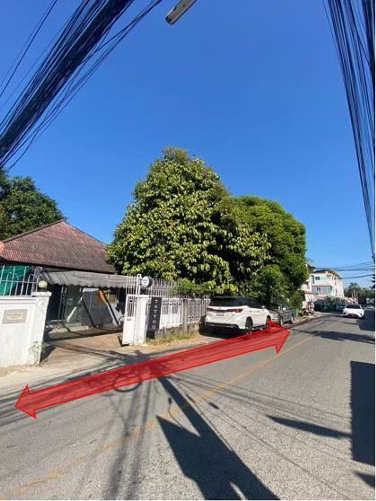 For SaleLandChiang Mai : Land for sale plus house 200 square wah (corner plot) in Chet Yot area, Chiang Mai, Mueang District, Chiang Mai Province.