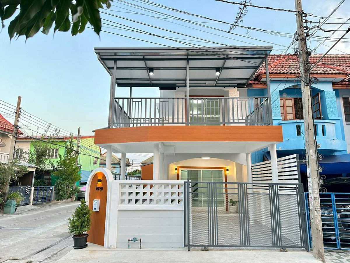For SaleTownhomeNonthaburi, Bang Yai, Bangbuathong : 2-story townhouse for sale, Karnmanee Village, Bang Bua Thong, corner house, wide area. Good location in front of the fresh market and the beginning of the bus line.