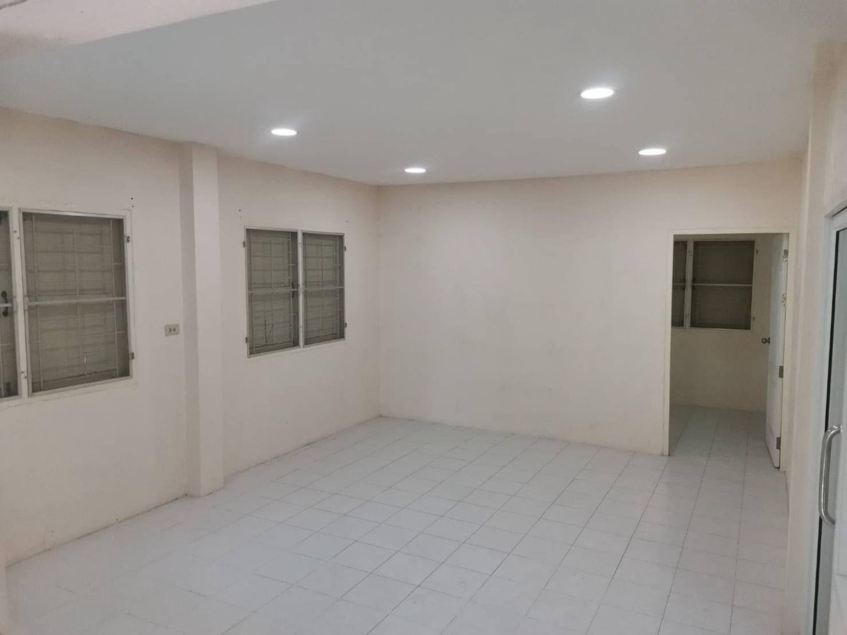 For RentRetail SpaceKasetsart, Ratchayothin : House for rent, doing business, Soi Phahonyothin 30, near BTS Major Ratchayothin, 200 meters, wide space, lots of parking.
