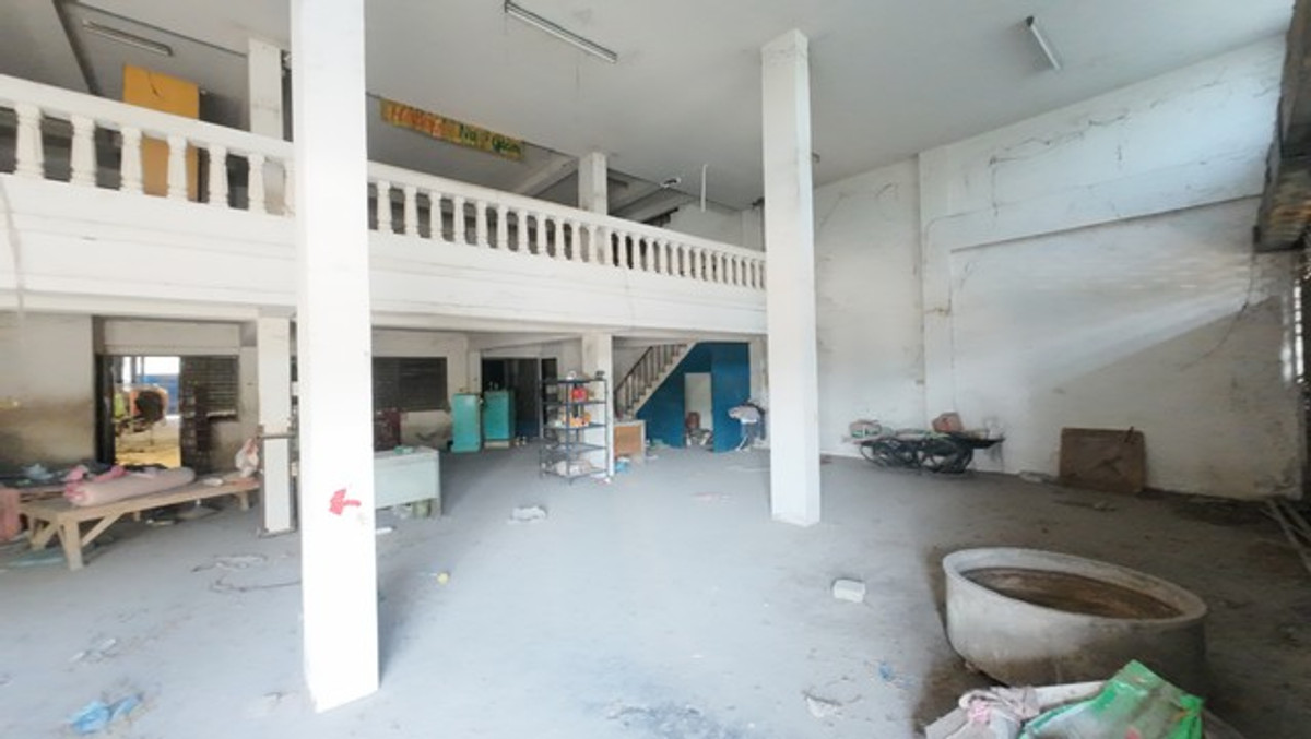 ขายอาคารพาณิชย์สุพรรณบุรี : อาคารพาณิชย์ 3 ชั้นครึ่ง ติดถนน อำเภออู่ทอง จรเข้สามพัน หน้าร้านเด่น หลังบ้านใหญ่ ตึก 3 คูหา ติดถนนใหญ่ สุพรรณบุรี