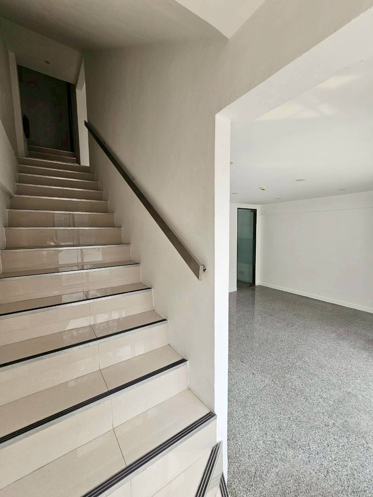 ให้เช่าสำนักงานอ่อนนุช อุดมสุข : ให้เช่าอาคารสำนักงานพร้อมโกดัง สุขุมวิท 103 อุดมสุข ( SPSEVE1660 )