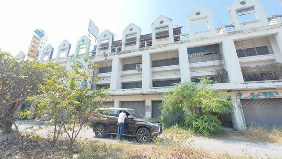 ขายอาคารพาณิชย์สุพรรณบุรี : อาคารพาณิชย์ 3 ชั้นครึ่ง ติดถนน อำเภออู่ทอง จรเข้สามพัน หน้าร้านเด่น หลังบ้านใหญ่ ตึก 3 คูหา ติดถนนใหญ่ สุพรรณบุรี