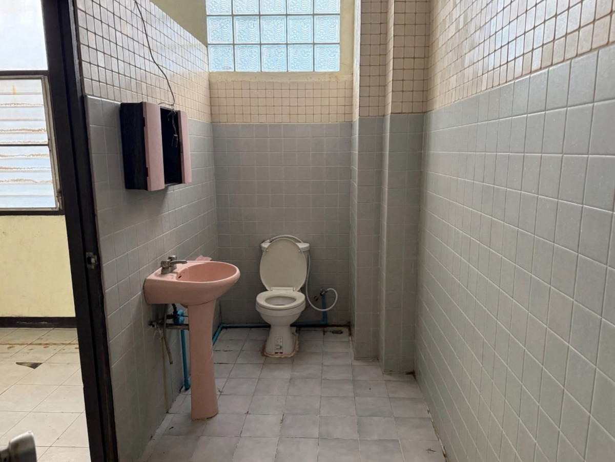 ให้เช่าอาคารพาณิชย์สุขุมวิท อโศก ทองหล่อ : เช่า อาคารพาณิชย์ 4.5 ชั้น สุขุมวิท 22 ใกล้ รถไฟฟ้า BTS พร้อมพงษ์ , Emsphere และ นักท่องเที่ยว ระแวก โรงแรมหรู 5 ดาว