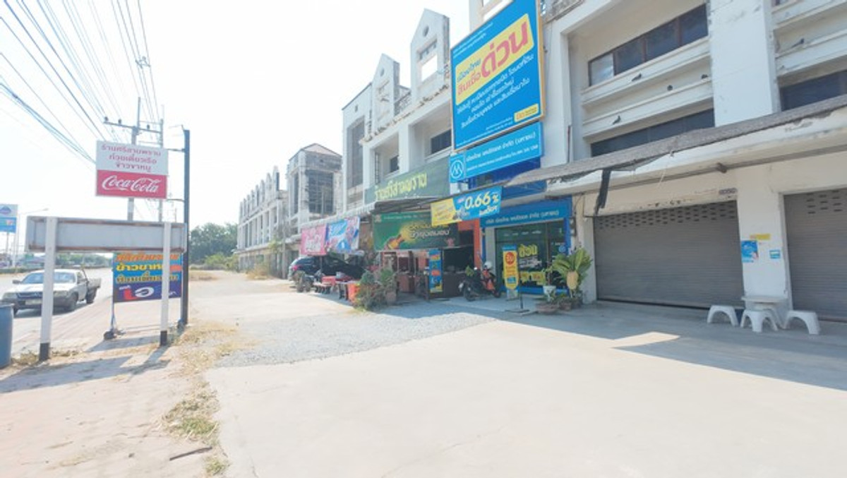 ขายอาคารพาณิชย์สุพรรณบุรี : อาคารพาณิชย์ 3 ชั้นครึ่ง ติดถนน อำเภออู่ทอง จรเข้สามพัน หน้าร้านเด่น หลังบ้านใหญ่ ตึก 3 คูหา ติดถนนใหญ่ สุพรรณบุรี