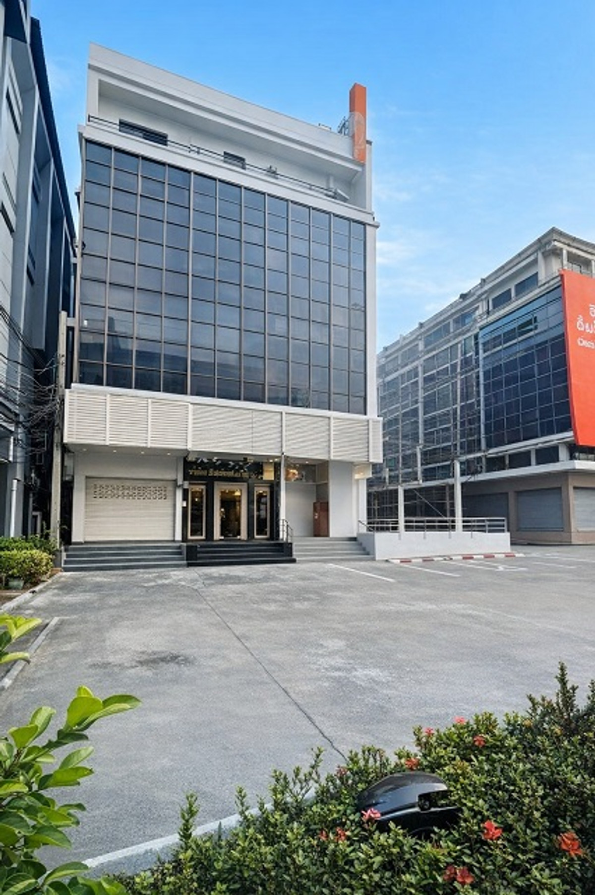 For RentShop HouseBangna, Bearing, Lasalle : BTS Samrong 200m. BIGC Samrong2 490m. 6story renovated commercial building for rent fully functional