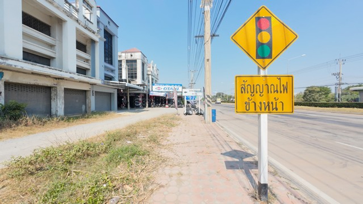 ขายอาคารพาณิชย์สุพรรณบุรี : อาคารพาณิชย์ 3 ชั้นครึ่ง ติดถนน อำเภออู่ทอง จรเข้สามพัน หน้าร้านเด่น หลังบ้านใหญ่ ตึก 3 คูหา ติดถนนใหญ่ สุพรรณบุรี