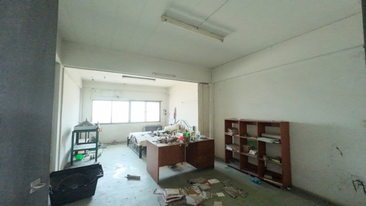 ขายอาคารพาณิชย์สุพรรณบุรี : อาคารพาณิชย์ 3 ชั้นครึ่ง ติดถนน อำเภออู่ทอง จรเข้สามพัน หน้าร้านเด่น หลังบ้านใหญ่ ตึก 3 คูหา ติดถนนใหญ่ สุพรรณบุรี