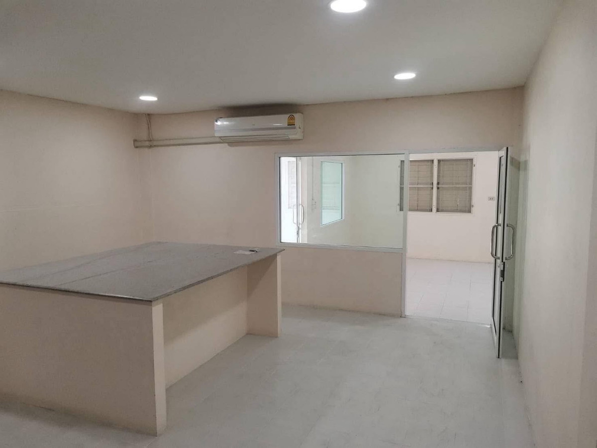 For RentRetail SpaceKasetsart, Ratchayothin : House for rent, doing business, Soi Phahonyothin 30, near BTS Major Ratchayothin, 200 meters, wide space, lots of parking.