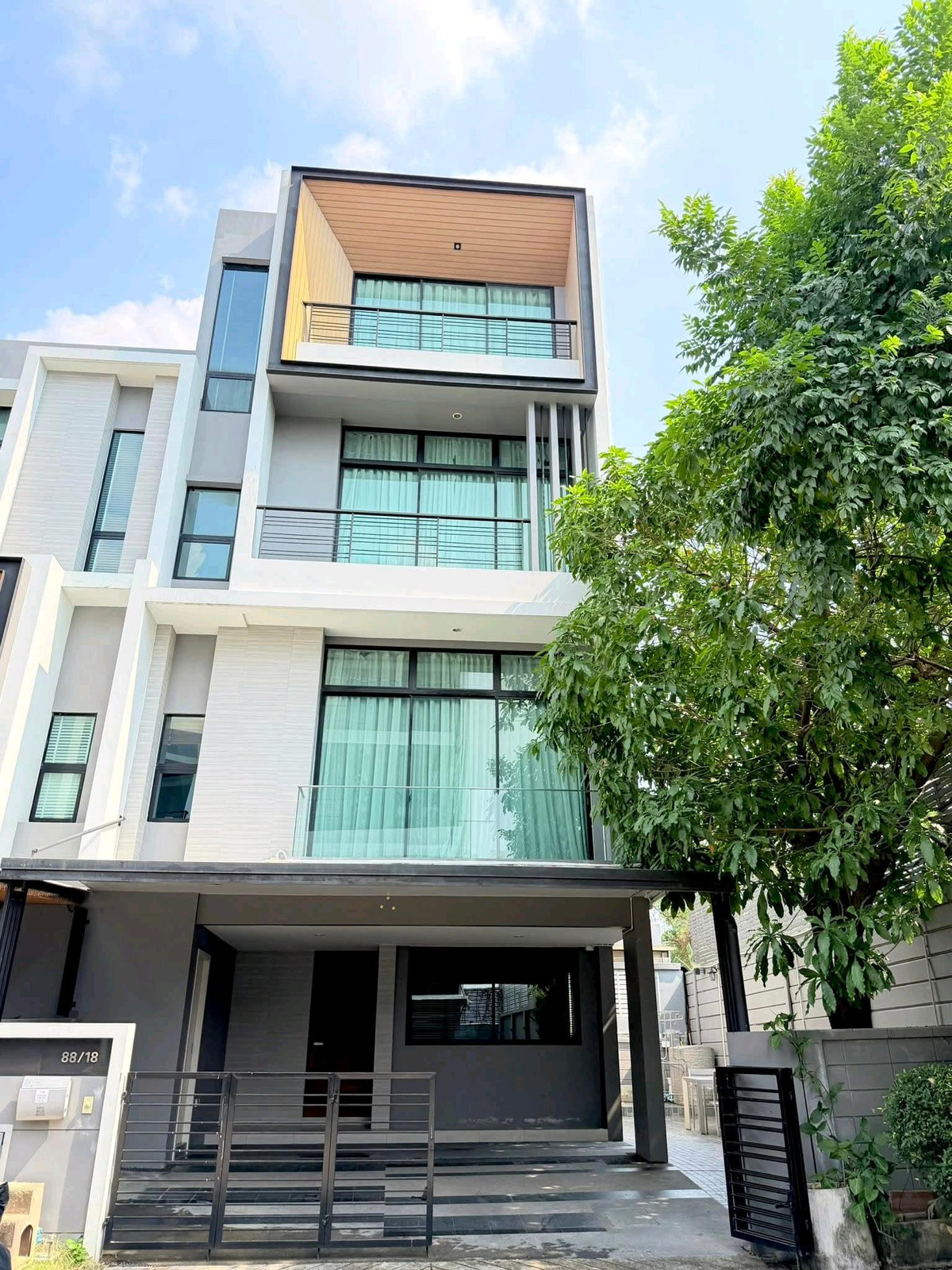 For RentTownhomePattanakan, Srinakarin : For rent nirvana define srinakarin-rama 9 corner house