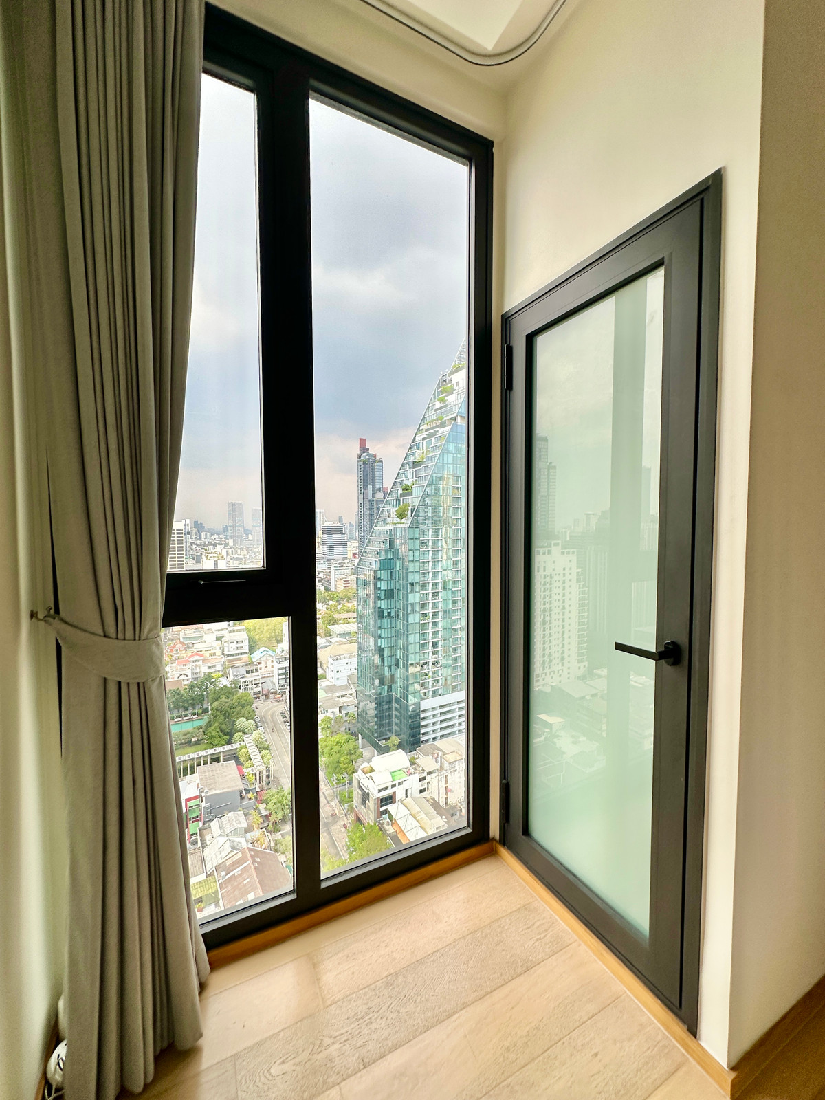 ขายคอนโดสาทร นราธิวาส : ANIL Sathorn 12  - CHANINTR-FURNISHED HIGH-FLOOR RESIDENCE