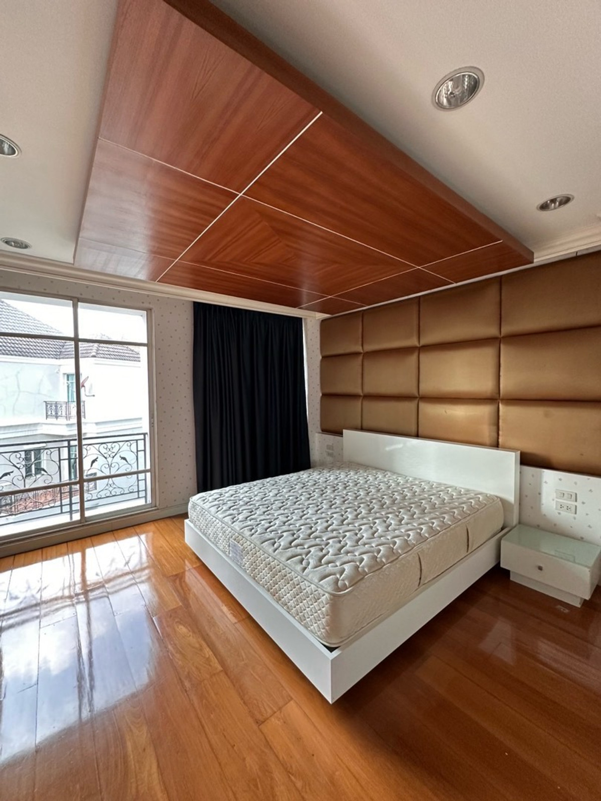 ให้เช่าทาวน์โฮมสุขุมวิท อโศก ทองหล่อ : ให้เช่าทาวน์โฮม 4ชั้น ทองหล่อ 100,000บาท/เดือน สัญญาขั้นต่ำ 1ปี