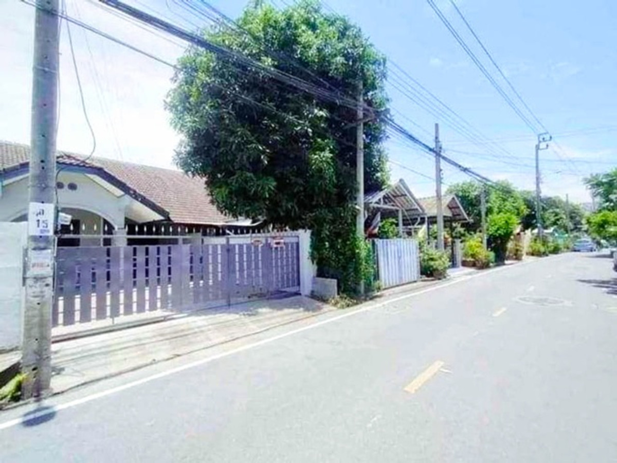 For RentHouseRattanathibet, Sanambinna : CentralGate 3km Bang Kruai-Sai Noi Rd. 100 m. MRT Khlong Bang Phai 3 km.Single story house for rent