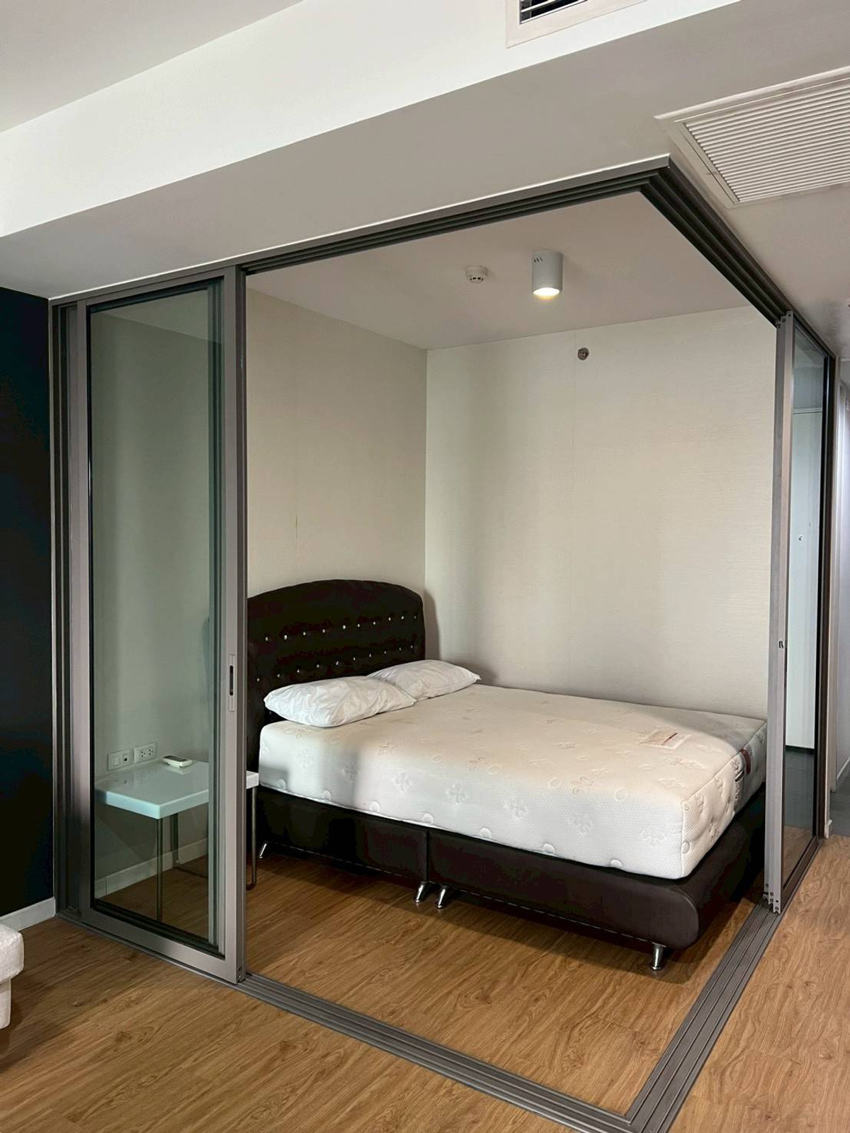 ให้เช่าคอนโดสีลม ศาลาแดง บางรัก : P-43923 สุขสบายใจกลางเมือง! ไซมิส สุรวงศ์ 1 นอน วิวเมือง ใกล้ MRT สามย่าน 20,000 Line Id @easythaihome 085-592-2897