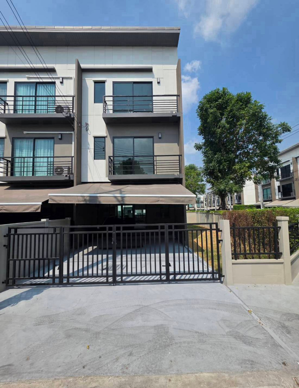 For RentTownhomeKasetsart, Ratchayothin : Townhome for rent Baan Klang Muang Phahon - Ramintra, near Makro Theparak, only 3 minutes.