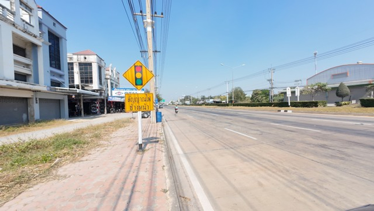 ขายอาคารพาณิชย์สุพรรณบุรี : อาคารพาณิชย์ 3 ชั้นครึ่ง ติดถนน อำเภออู่ทอง จรเข้สามพัน หน้าร้านเด่น หลังบ้านใหญ่ ตึก 3 คูหา ติดถนนใหญ่ สุพรรณบุรี