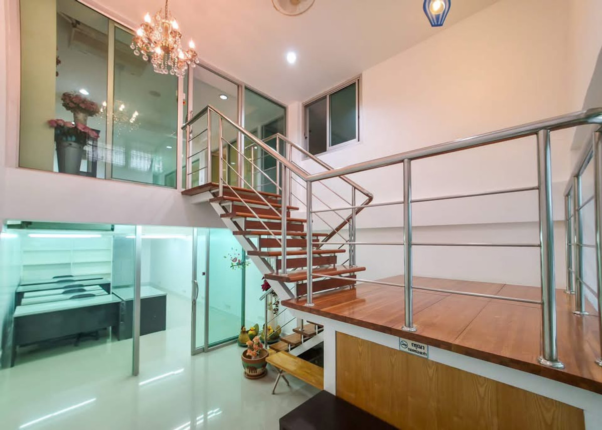 For RentHome OfficeOnnut, Udomsuk : Home office, office, shop front for rent. There is parking for 4-5 cars. The front can be decorated and renovated as you like.