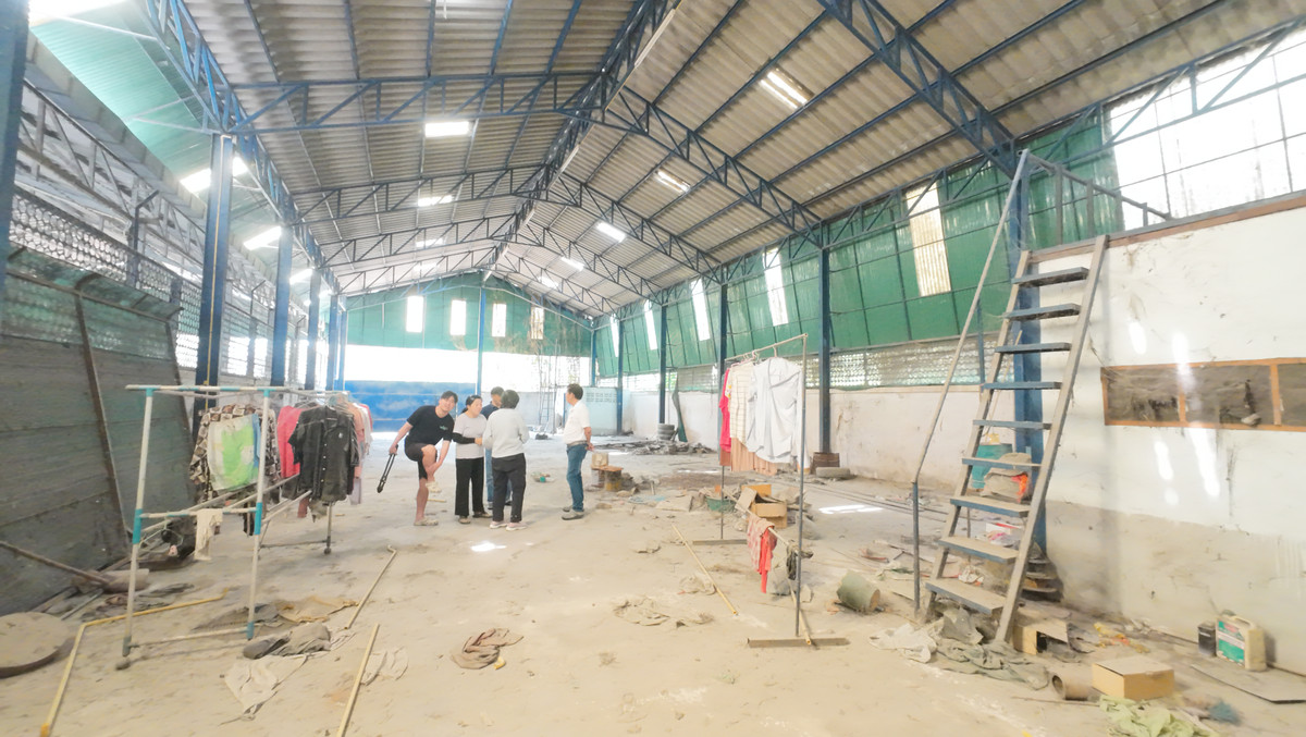 ขายอาคารพาณิชย์สุพรรณบุรี : อาคารพาณิชย์ 3 ชั้นครึ่ง ติดถนน อำเภออู่ทอง จรเข้สามพัน หน้าร้านเด่น หลังบ้านใหญ่ ตึก 3 คูหา ติดถนนใหญ่ สุพรรณบุรี