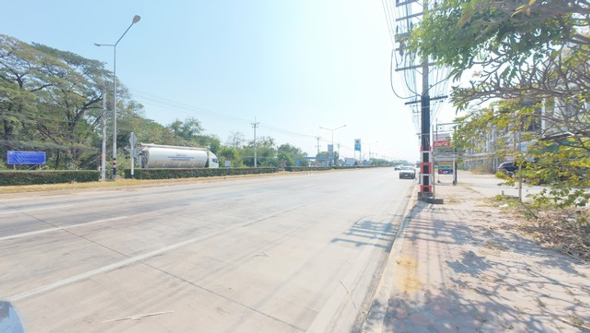 ขายอาคารพาณิชย์สุพรรณบุรี : อาคารพาณิชย์ 3 ชั้นครึ่ง ติดถนน อำเภออู่ทอง จรเข้สามพัน หน้าร้านเด่น หลังบ้านใหญ่ ตึก 3 คูหา ติดถนนใหญ่ สุพรรณบุรี