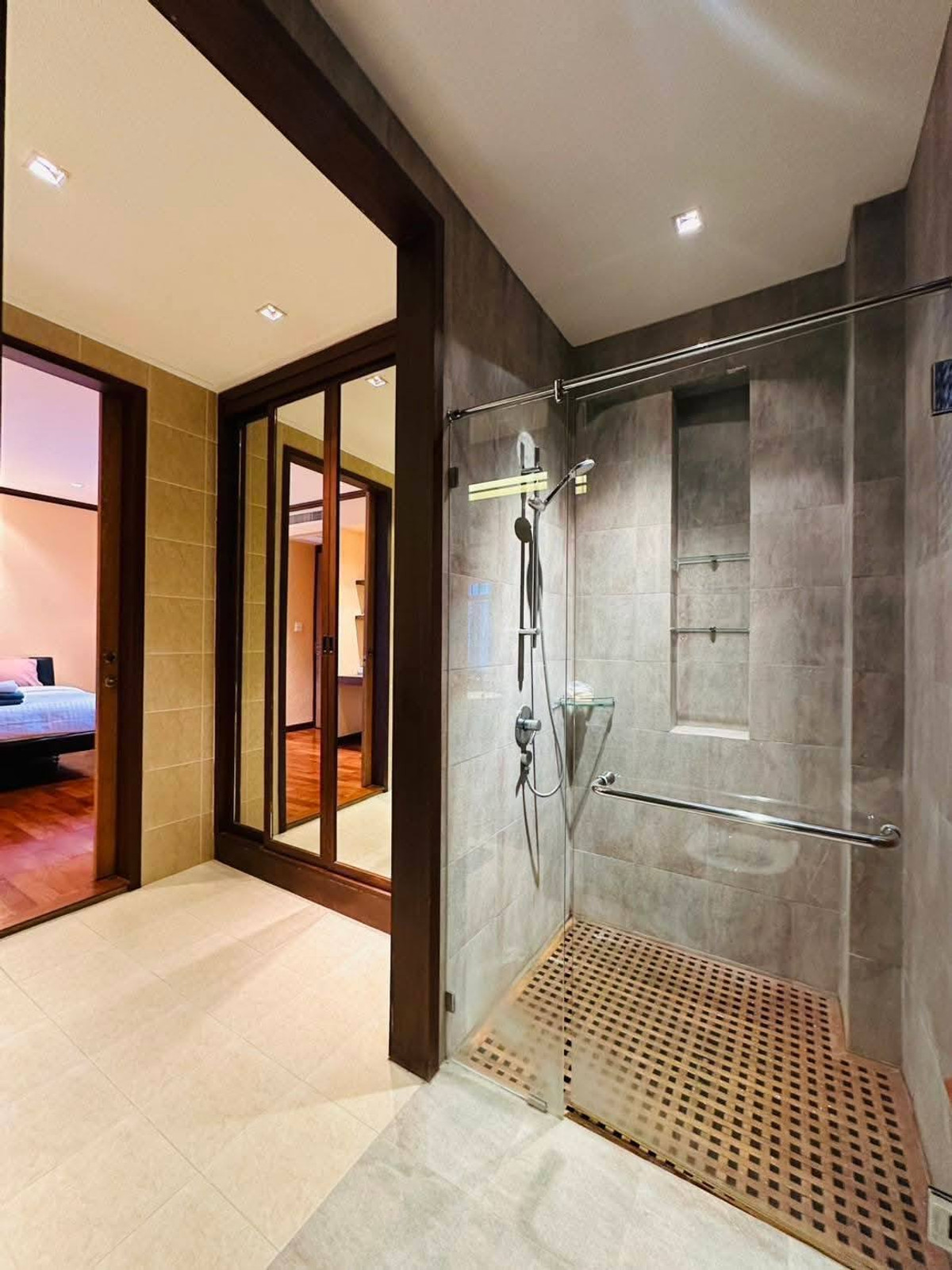 ขายคอนโดหัวหิน ประจวบคีรีขันธ์ : บลูลากูลหัวหินติด 2 ห้องนอน 2 ห้องน้ำ*วิวสระว่ายน้ำชั้นล่างสุดระเบียงส่วนตัวลงเล่นน้ำได้เลย