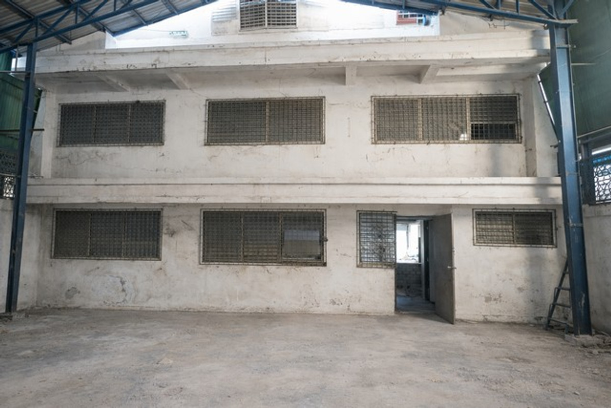 ขายอาคารพาณิชย์สุพรรณบุรี : อาคารพาณิชย์ 3 ชั้นครึ่ง ติดถนน อำเภออู่ทอง จรเข้สามพัน หน้าร้านเด่น หลังบ้านใหญ่ ตึก 3 คูหา ติดถนนใหญ่ สุพรรณบุรี