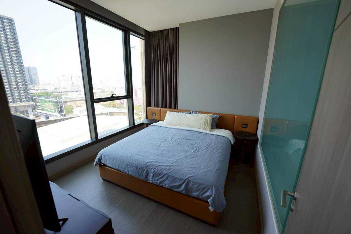 For RentCondoRama9, Petchburi, RCA : The Esse Singha complex, large room, available for rent, beautiful view, just carry one bag and ready to move in. Make an appointment to view urgently, call 063-384-4228.