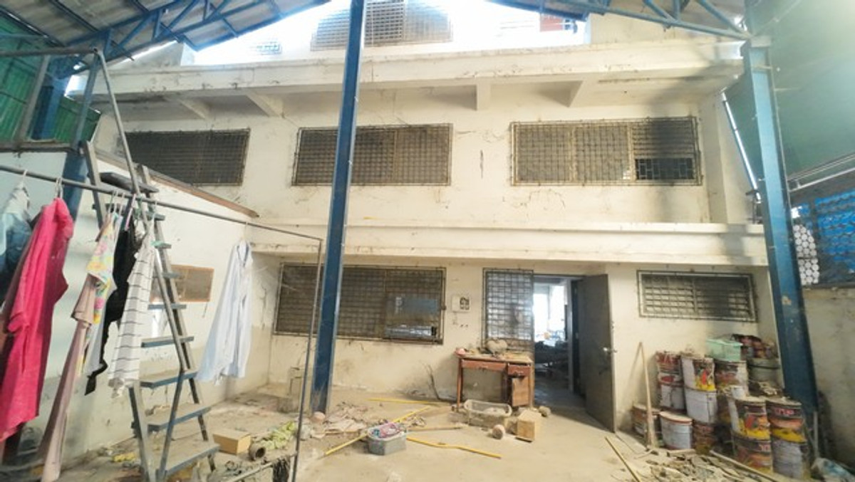 ขายอาคารพาณิชย์สุพรรณบุรี : อาคารพาณิชย์ 3 ชั้นครึ่ง ติดถนน อำเภออู่ทอง จรเข้สามพัน หน้าร้านเด่น หลังบ้านใหญ่ ตึก 3 คูหา ติดถนนใหญ่ สุพรรณบุรี