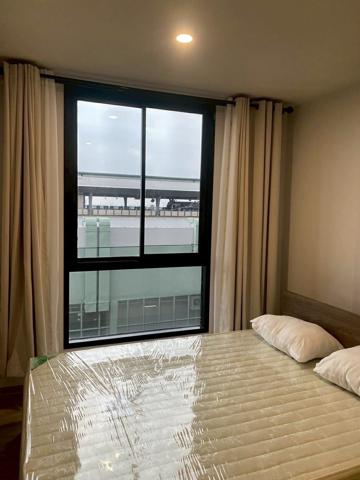 For RentCondoPathum Thani,Rangsit, Thammasat : 📌For rent NUE CROSS KHU KHOT STATION, cheap leaked room, near BTS Khu Khot 8,000/month