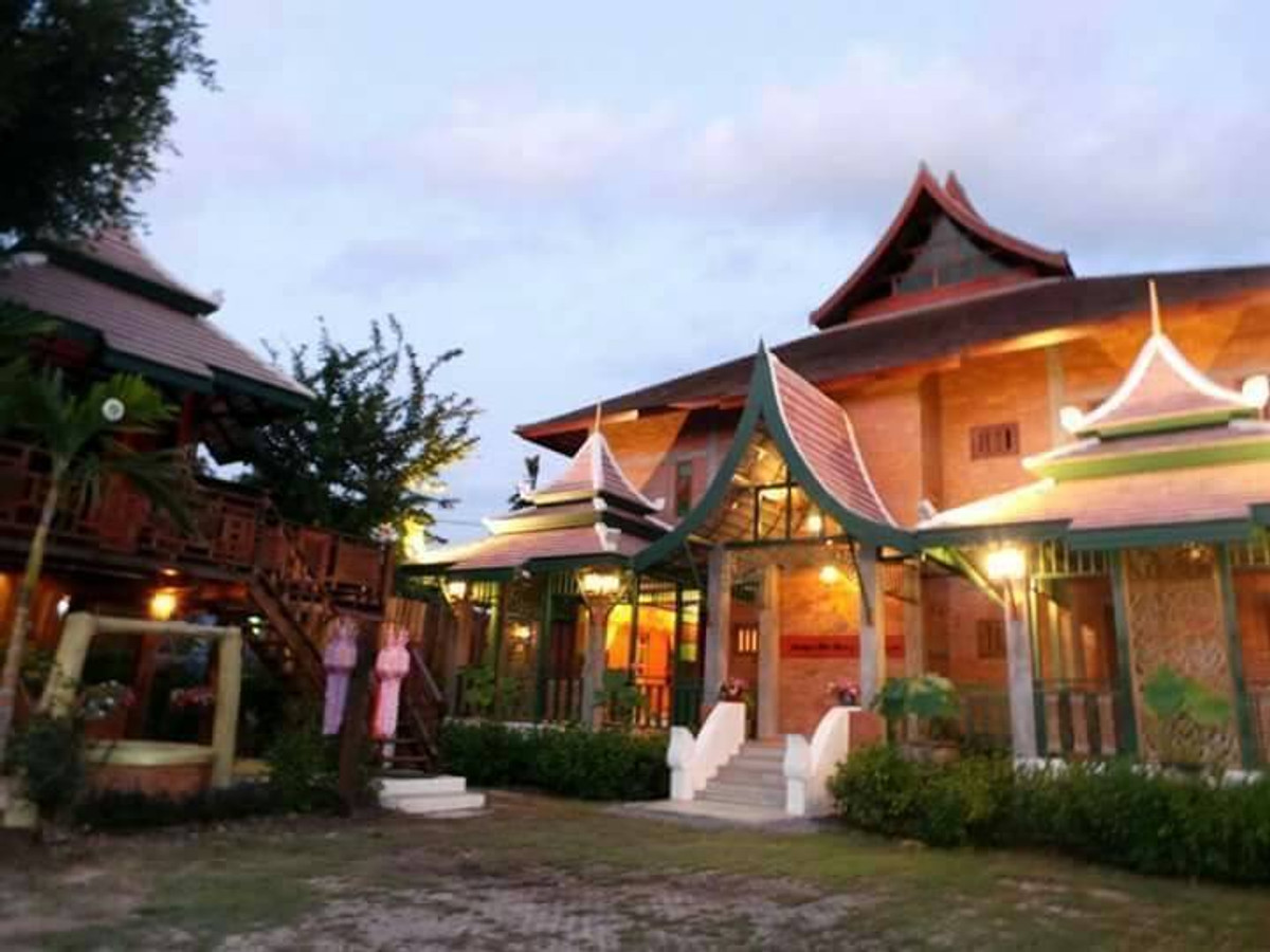 For SaleHotel&Apartment BusinessChiang Mai : Beautiful hotel for sale, very cheap in Chiang Mai city Suitable for renovation for foreign customers. Currently still open for service