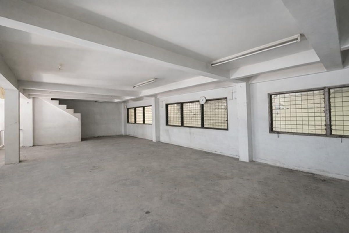 ขายอาคารพาณิชย์สุพรรณบุรี : อาคารพาณิชย์ 3 ชั้นครึ่ง ติดถนน อำเภออู่ทอง จรเข้สามพัน หน้าร้านเด่น หลังบ้านใหญ่ ตึก 3 คูหา ติดถนนใหญ่ สุพรรณบุรี