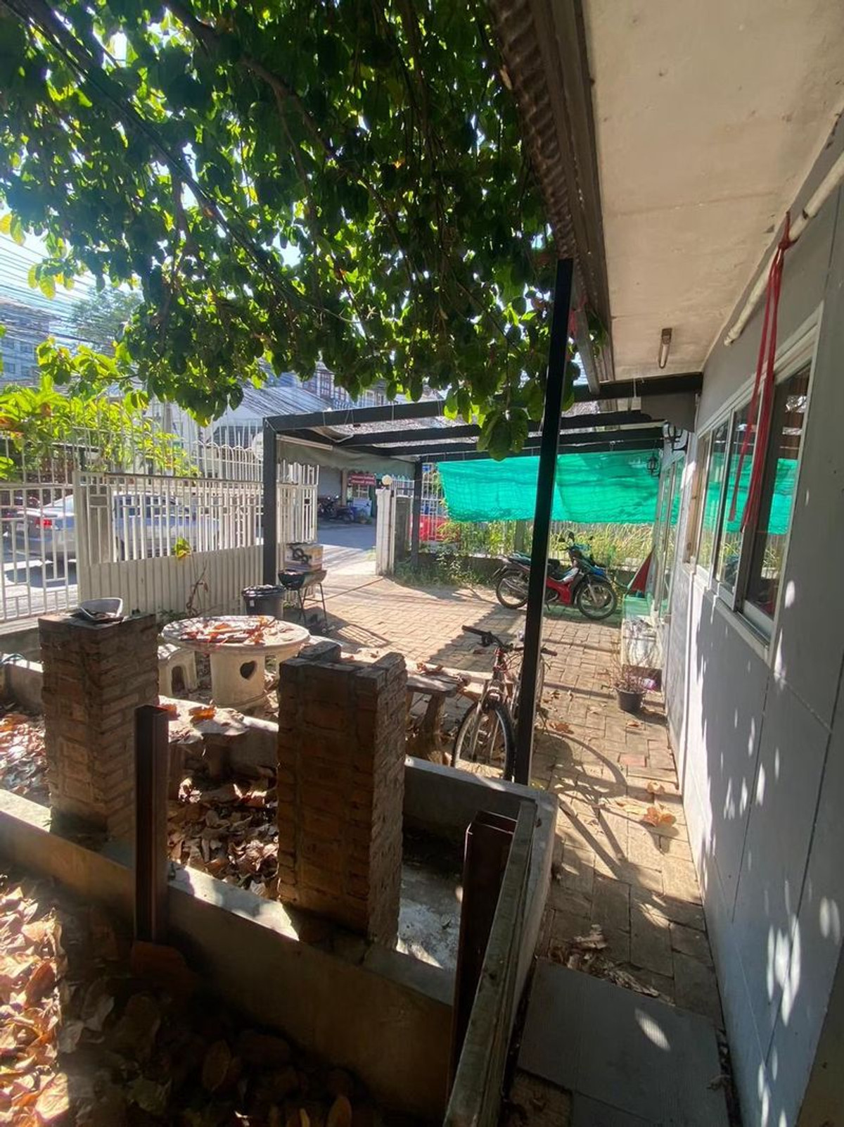 For SaleLandChiang Mai : Land for sale plus house 200 square wah (corner plot) in Chet Yot area, Chiang Mai, Mueang District, Chiang Mai Province.