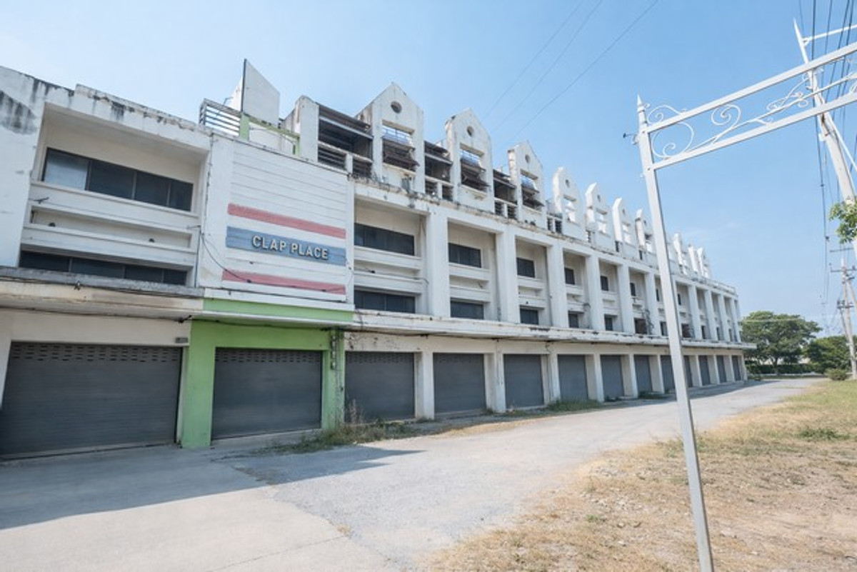 For SaleShop HouseSuphan Buri : Commercial building, 3 and a half floors, next to the road, U Thong District, Chorakhe Sam Phan, prominent store front, behind the main house, 3-storey building, next to the main road, Suphan Buri.