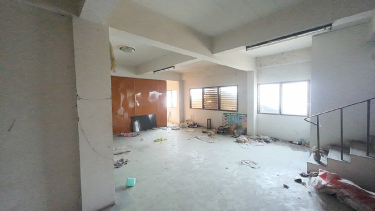 ขายอาคารพาณิชย์สุพรรณบุรี : อาคารพาณิชย์ 3 ชั้นครึ่ง ติดถนน อำเภออู่ทอง จรเข้สามพัน หน้าร้านเด่น หลังบ้านใหญ่ ตึก 3 คูหา ติดถนนใหญ่ สุพรรณบุรี