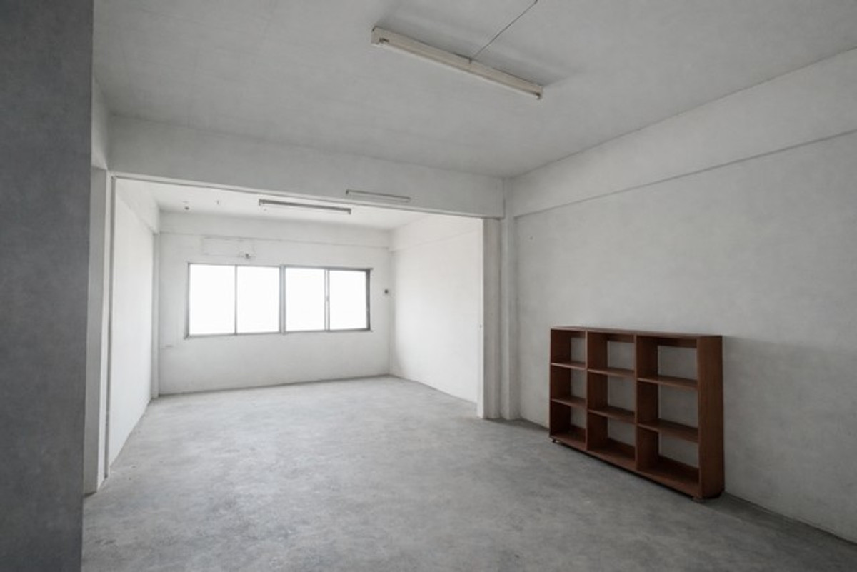 ขายอาคารพาณิชย์สุพรรณบุรี : อาคารพาณิชย์ 3 ชั้นครึ่ง ติดถนน อำเภออู่ทอง จรเข้สามพัน หน้าร้านเด่น หลังบ้านใหญ่ ตึก 3 คูหา ติดถนนใหญ่ สุพรรณบุรี