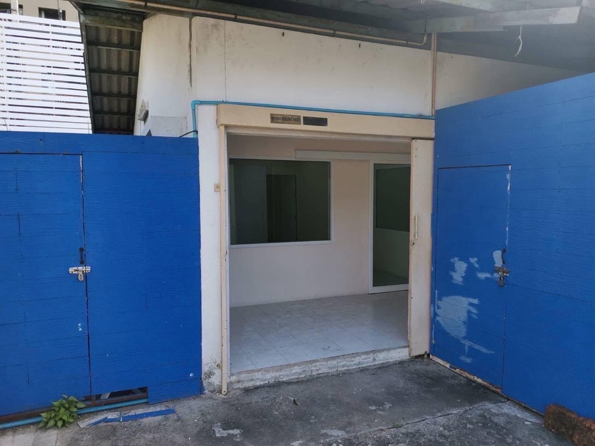 For RentRetail SpaceKasetsart, Ratchayothin : House for rent, doing business, Soi Phahonyothin 30, near BTS Major Ratchayothin, 200 meters, wide space, lots of parking.